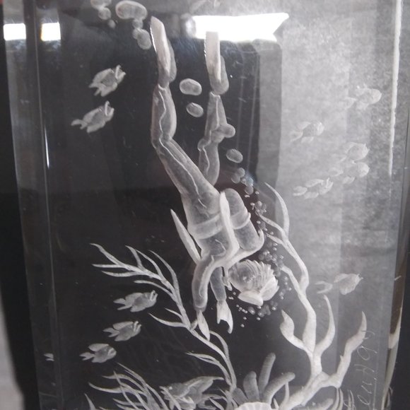 Lucite Reverse Carved Paperweight Sculpture signed Leah underwater scene scuba - Picture 13 of 15